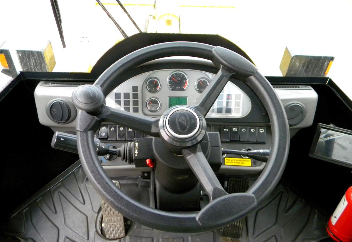 40535e54-5157-4173-882f-fe9abaf1c8a5-04172018-cropped-CG%20948H%20Cab%20Interior%20(1)