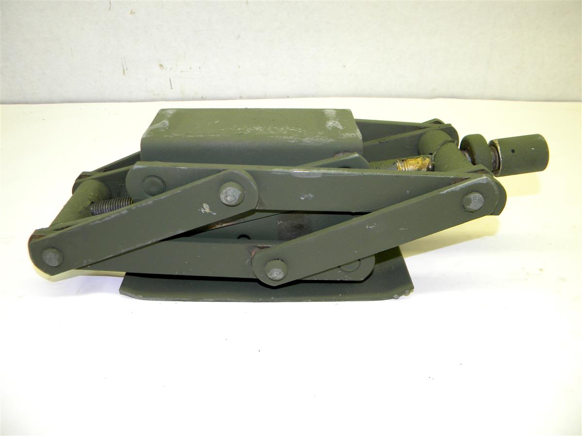 SP-1389 | 5120-00-176-3460 M151 Scissor Hand Jack 1  and a half ton (4).JPG
