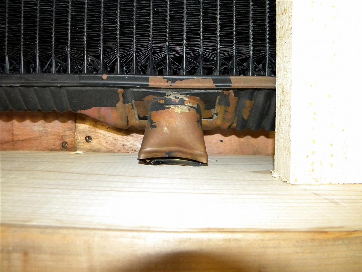 HM-582 | 2930-01-405-9885 Radiator, Engine Coolant with Slight Blemish on Fins and Crushed Intake Tube (1).JPG