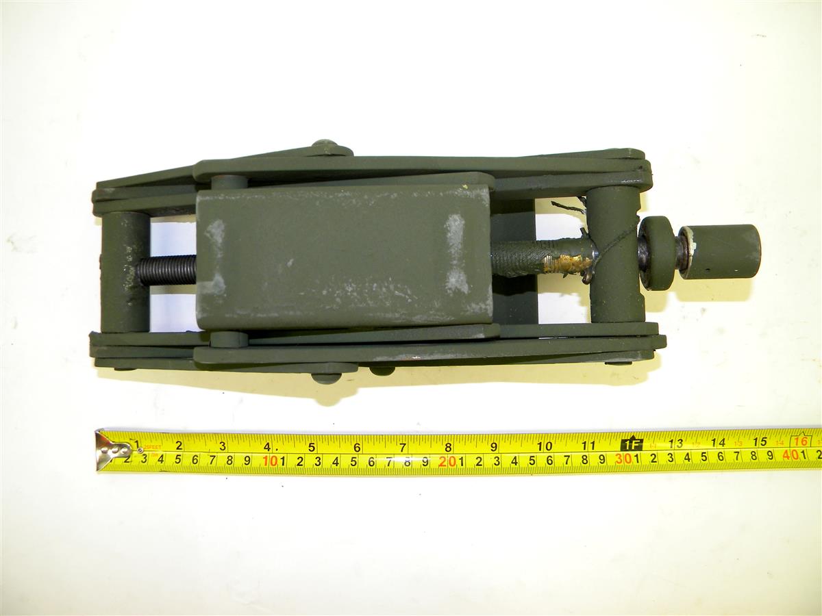 SP-1389 | 5120-00-176-3460 M151 Scissor Hand Jack 1  and a half ton (3).JPG