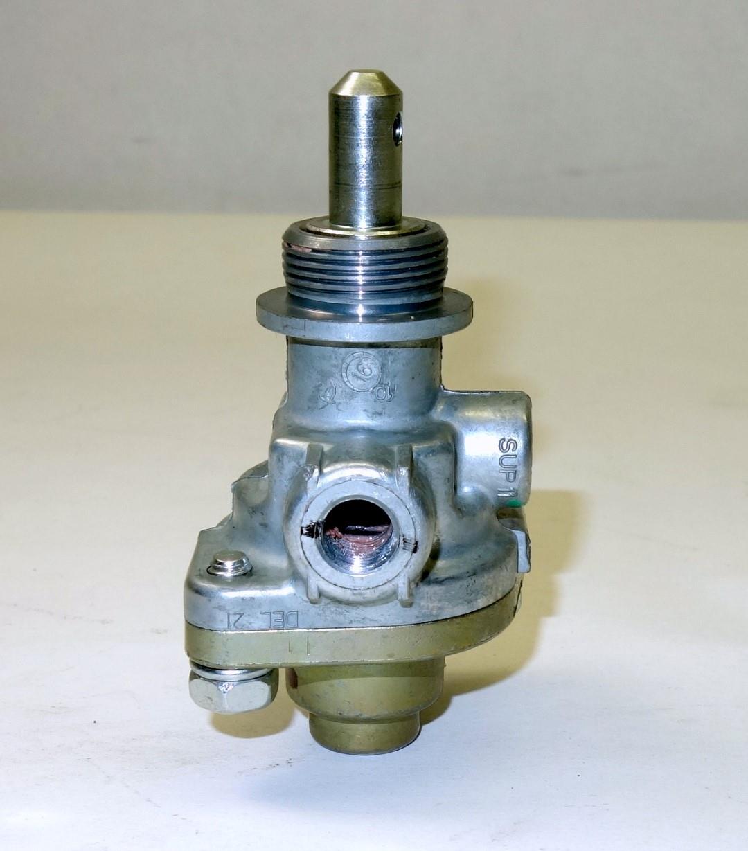 COM-5234 | 2530-01-215-3309 Air Brake Control Valve for M818 M931 M1078 M1083 NEW (7).JPG