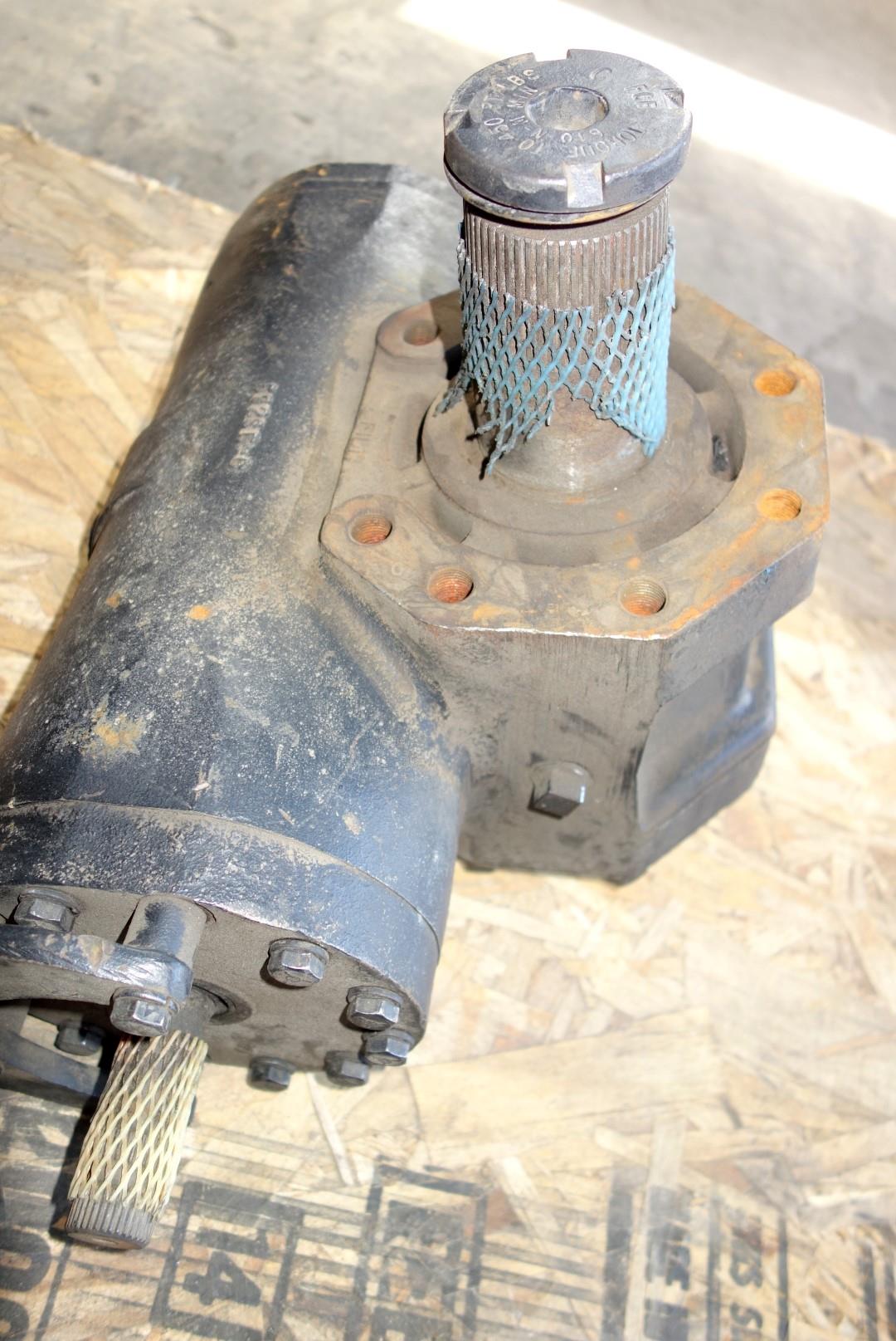 HEM-215 | 2530-01-340-1637 Front Power Steering Gearbox for M1070 HET NOS (3).JPG