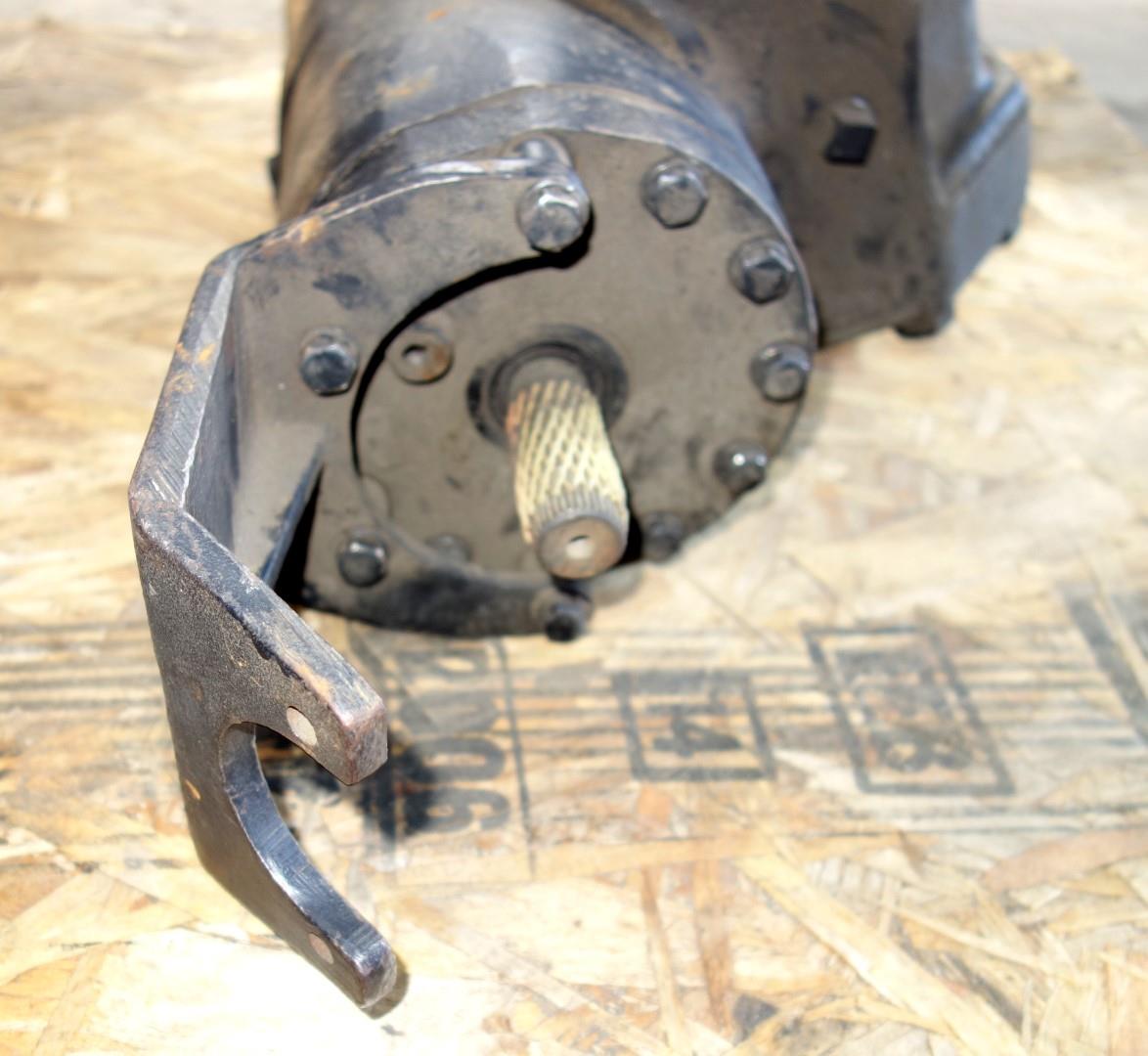 HEM-215 | 2530-01-340-1637 Front Power Steering Gearbox for M1070 HET NOS (5).JPG