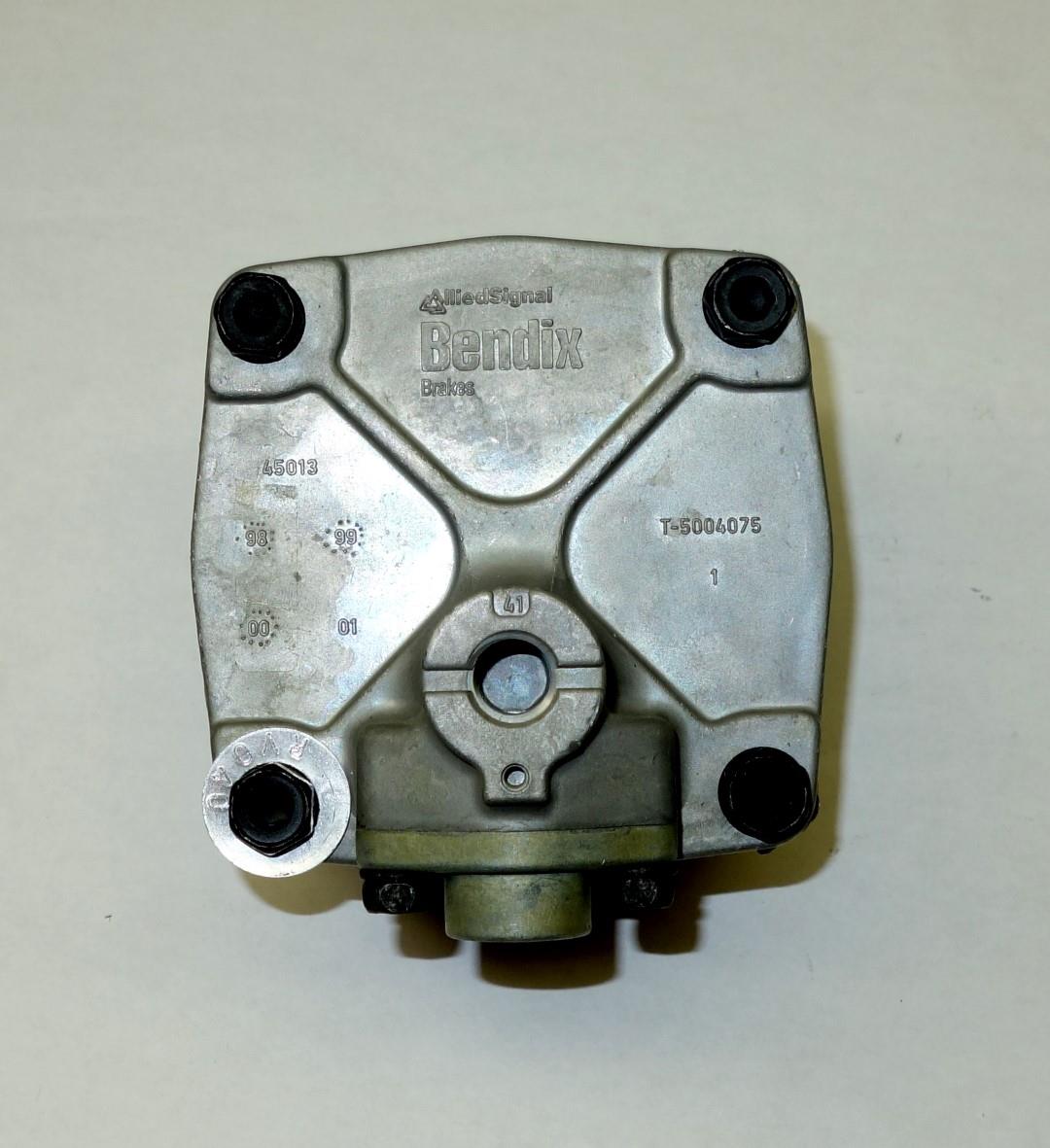 HEM-209 | 2530-01-474-5777 R12 Double C Air Pressure Relay Valve for HEMTT and MK23 NOS (10).JPG