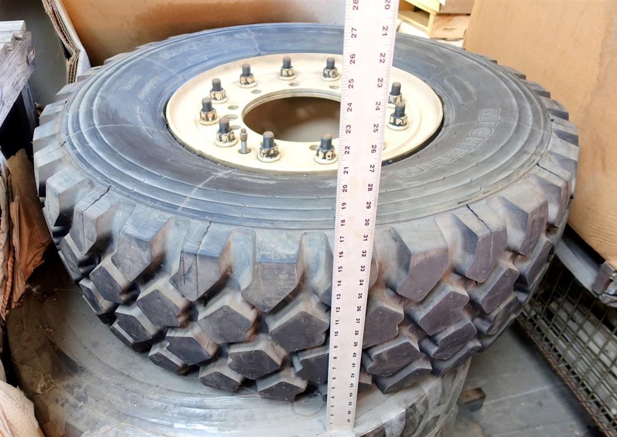 TI-273 | 2530-01-555-4810 39585R20 Tire Mounted on 10 Hole Wheel Rim NOS (4).JPG