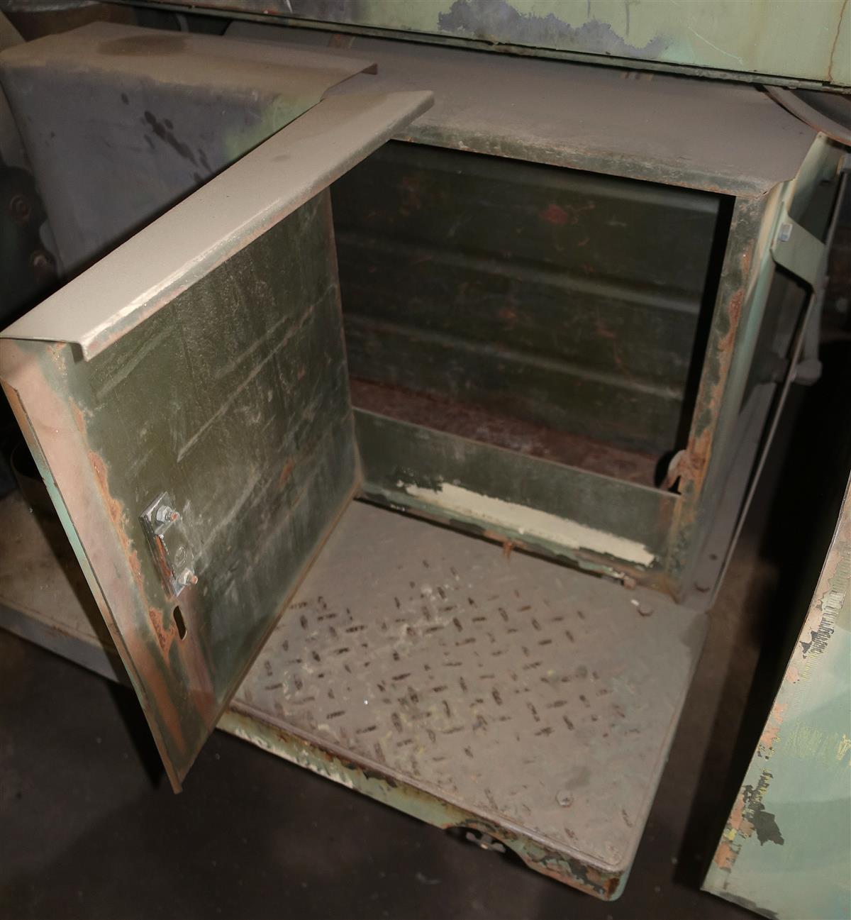 5T-960 | 2540-00-177-7876 Driveside Stowage Tool Box with Gas Can Holder (1).JPG