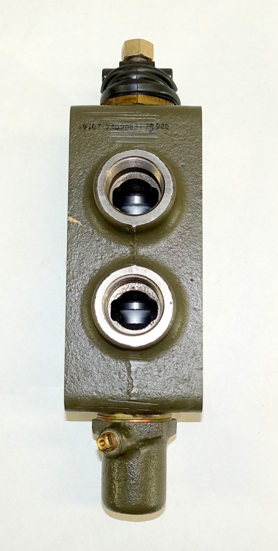 COM-5260 | 4810-00-117-0251 Dump Hydraulic Control Valve for M47 M59 M342 M342 M51 M817 Dump Trucks NOS (5).JPG