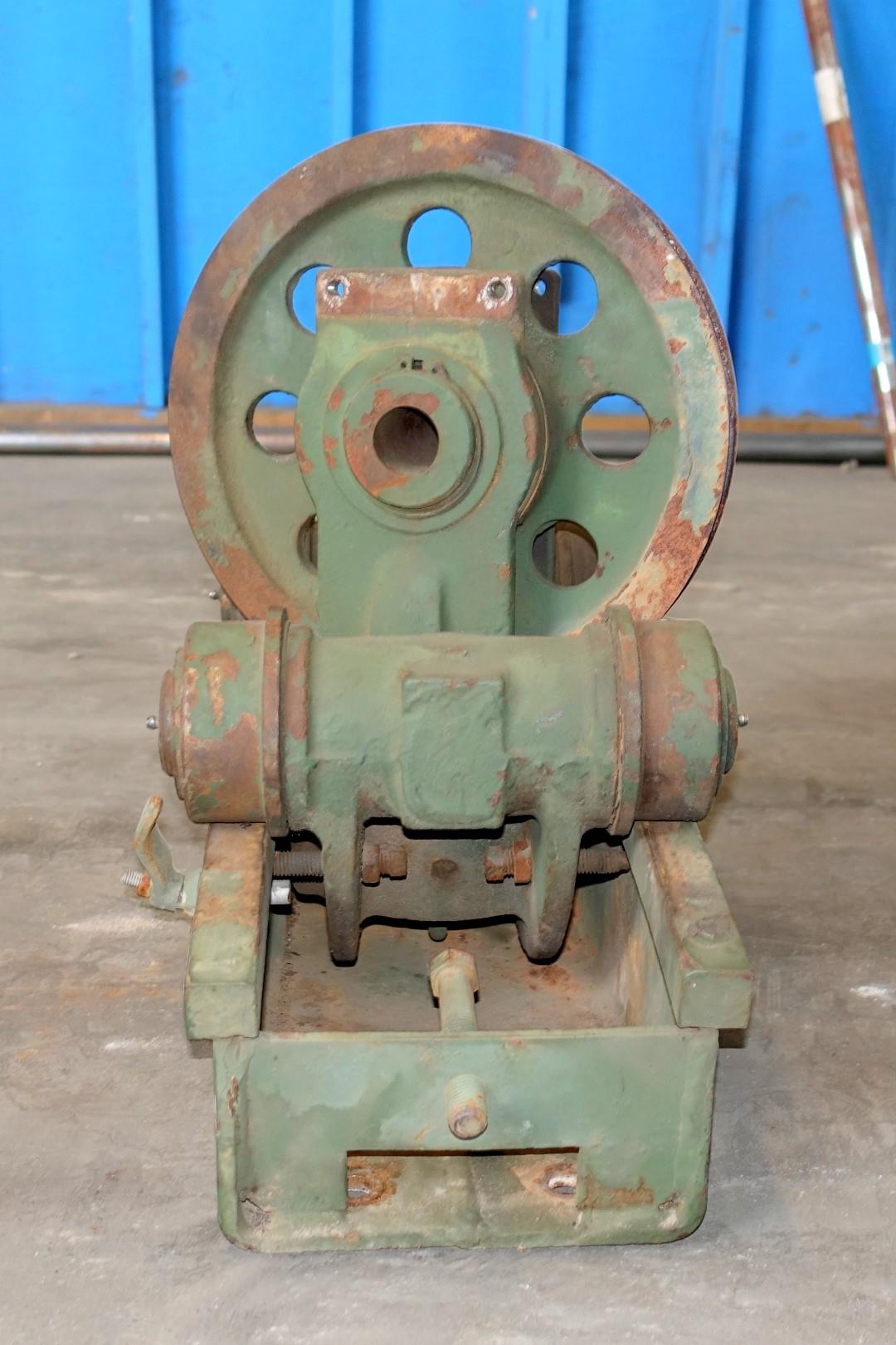 5T-972 | 5T-972 45000 Lb Rear Winch Level Wind with Track for M816 M936 Wreckers USED (10).JPG