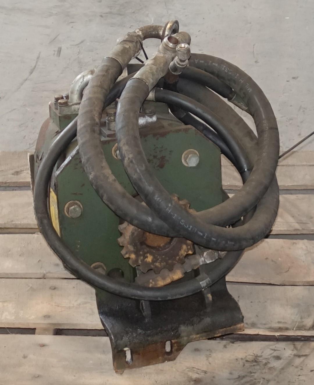 9M-825 | 9M-825  M936 Wrecker Dynex Rear Drag Winch Hydraulic Motor (Used) (1).JPG