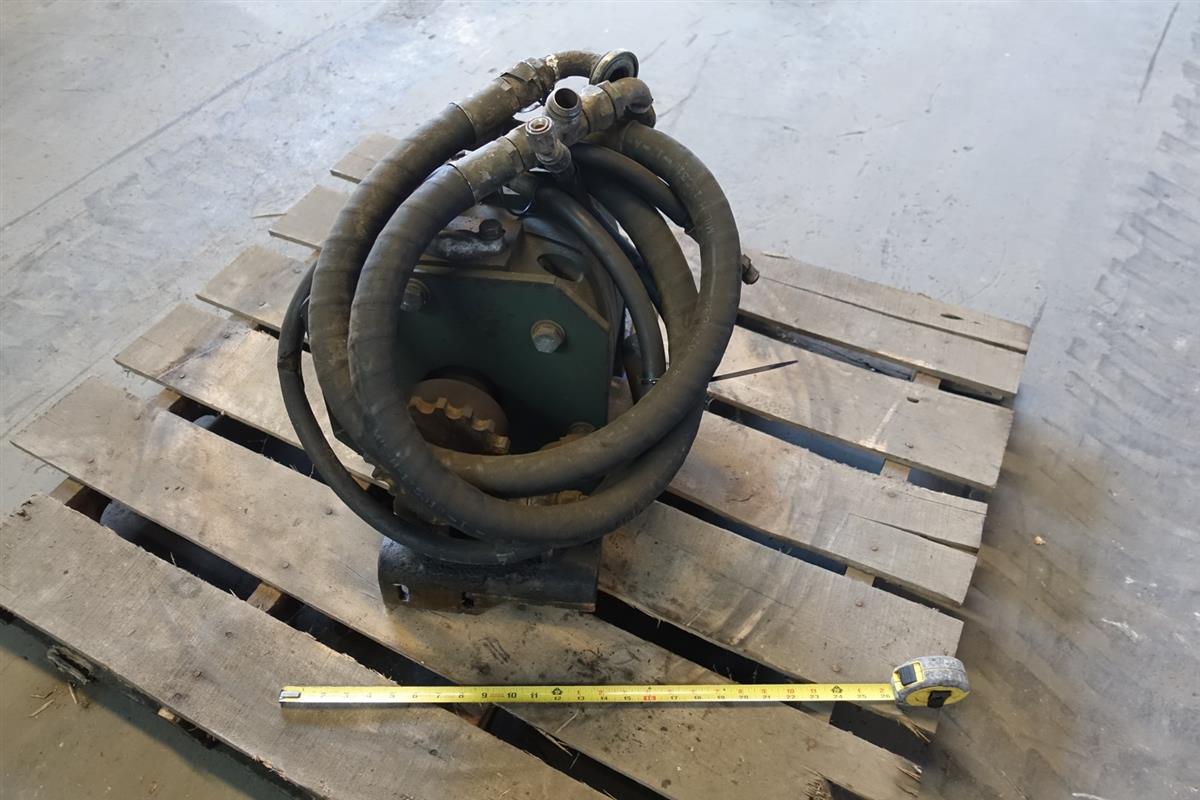 9M-825 | 9M-825  M936 Wrecker Dynex Rear Drag Winch Hydraulic Motor (Used) (13).JPG