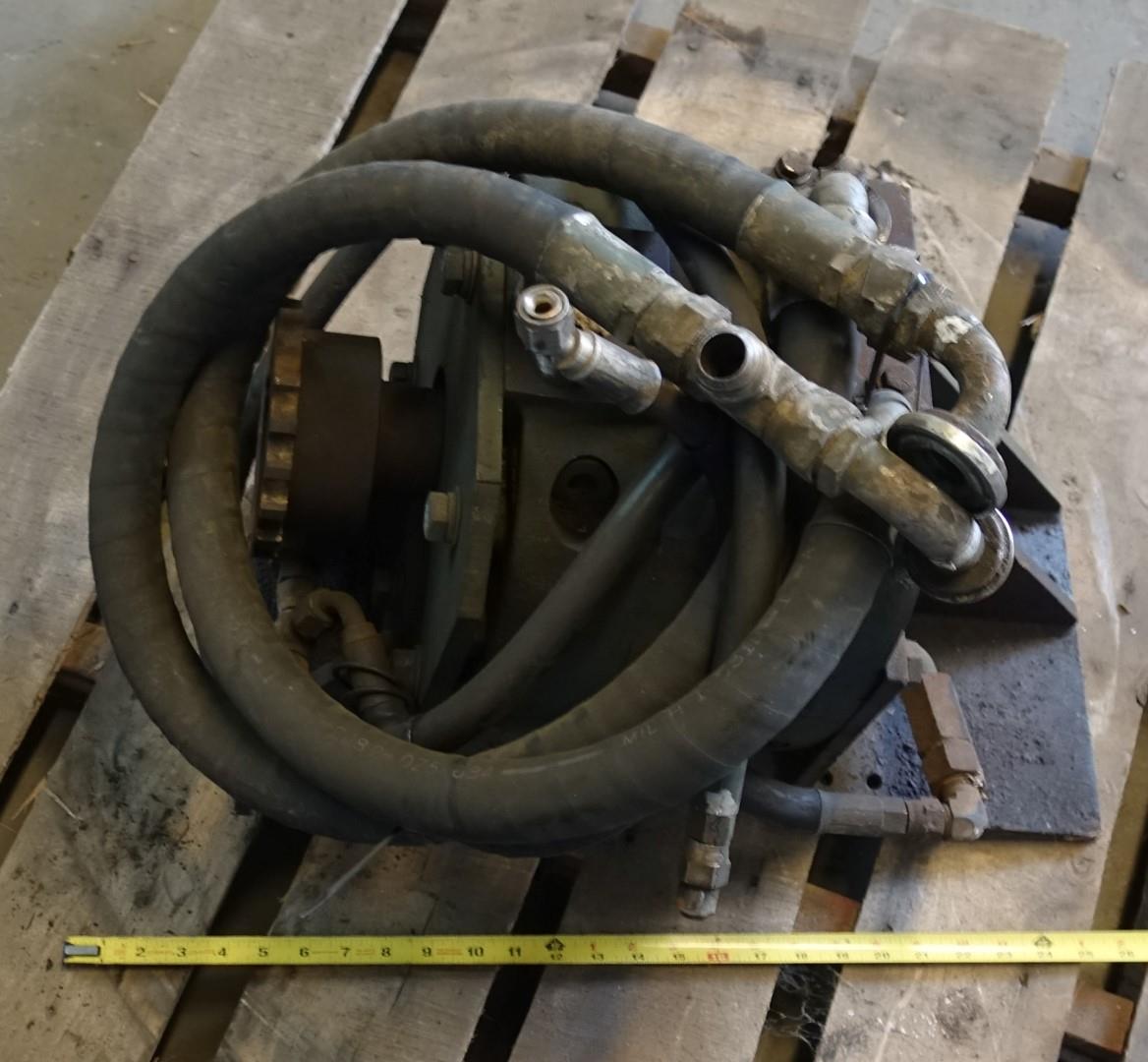 9M-825 | 9M-825  M936 Wrecker Dynex Rear Drag Winch Hydraulic Motor (Used) (14).JPG