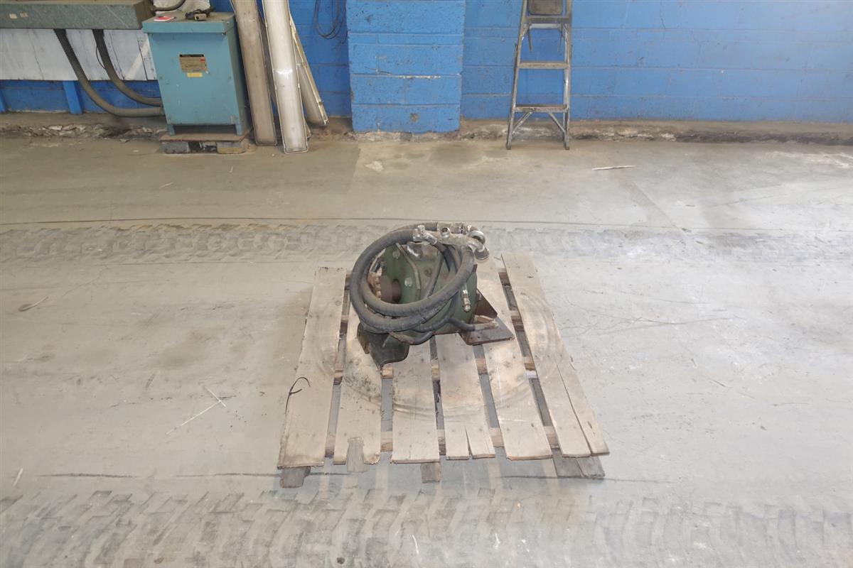 9M-825 | 9M-825  M936 Wrecker Dynex Rear Drag Winch Hydraulic Motor (Used) (2).JPG