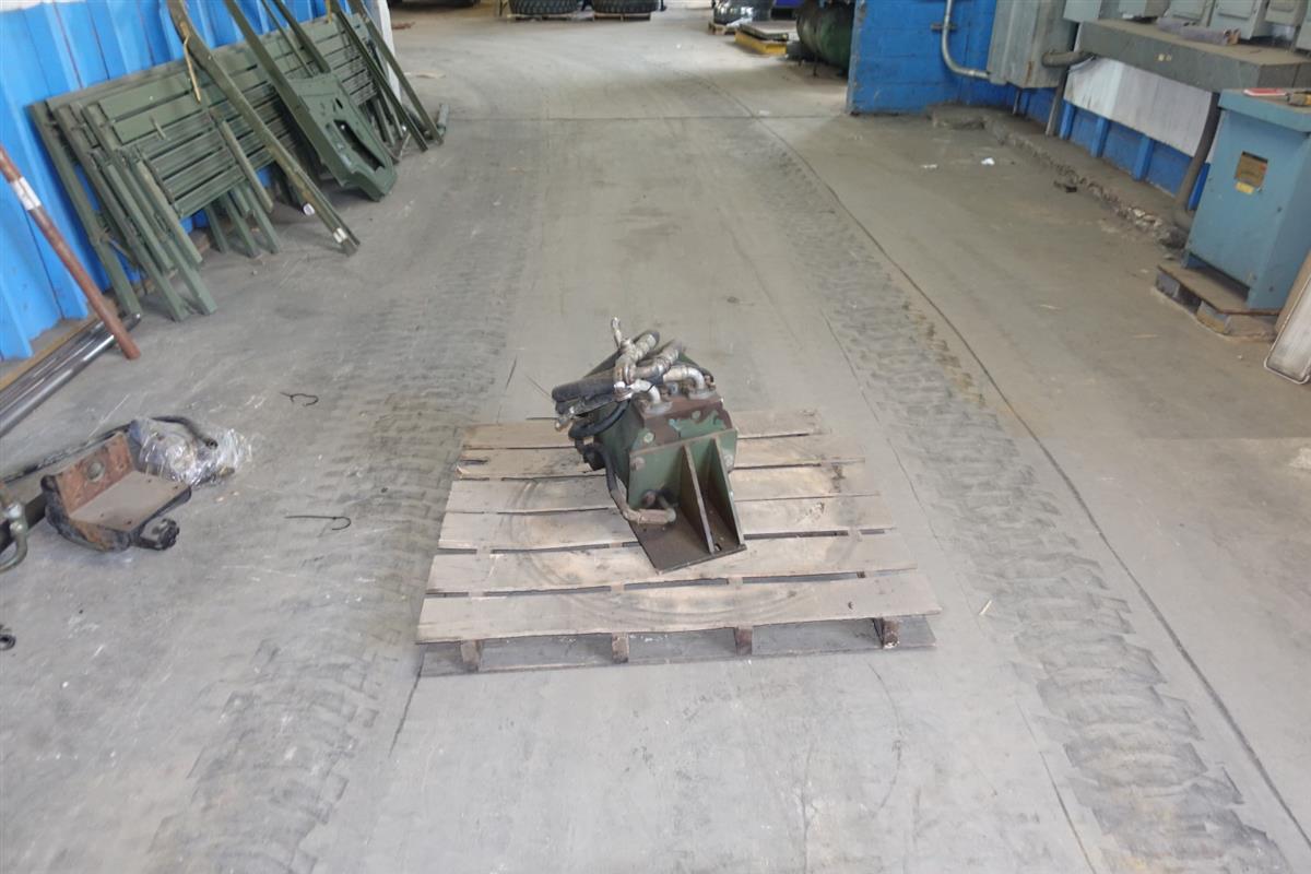 9M-825 | 9M-825  M936 Wrecker Dynex Rear Drag Winch Hydraulic Motor (Used) (3).JPG