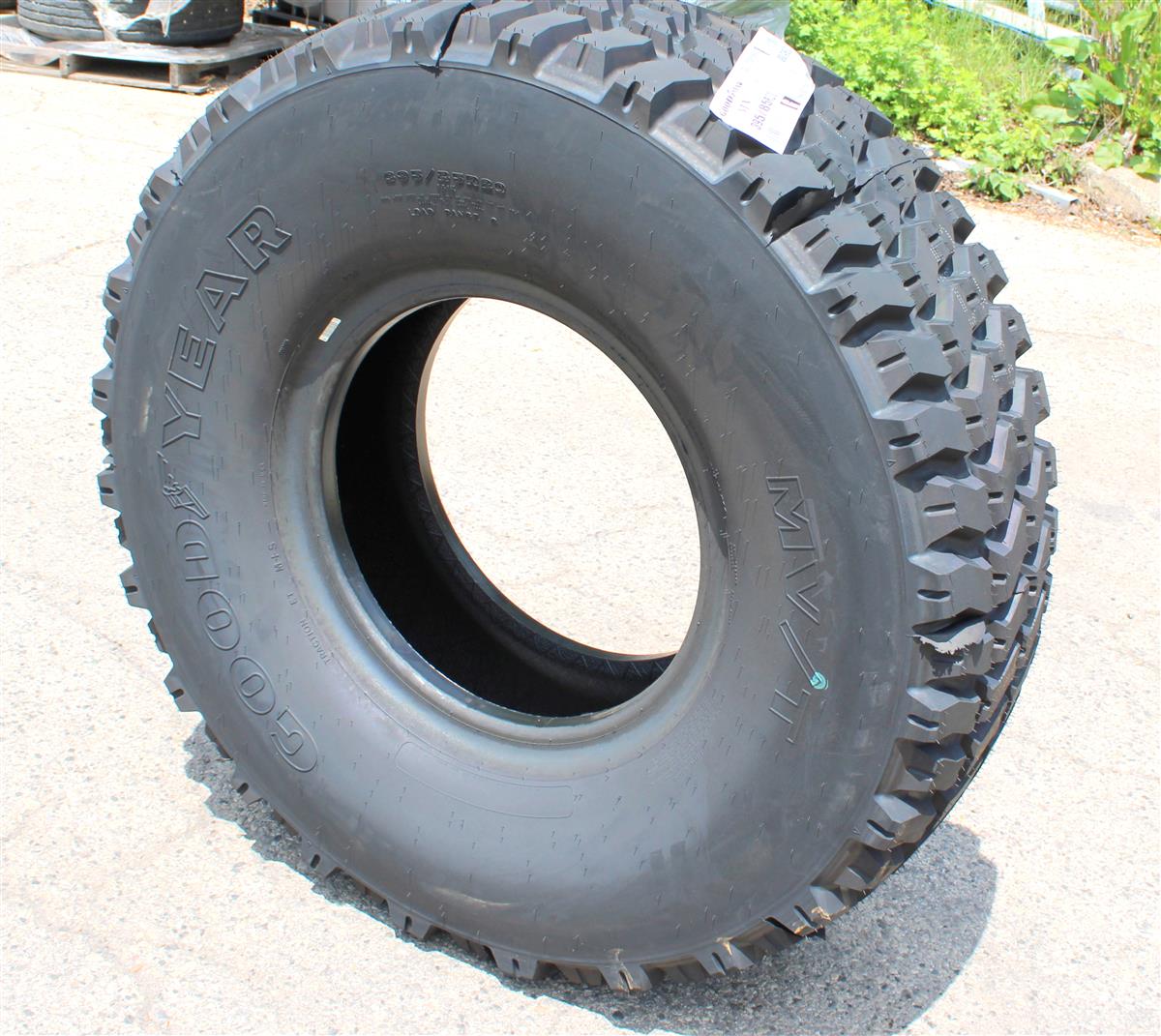 TI-124 | TI-124 Goodyear MVT MVT 39585R20 Radial Tire 100% Tread  (15).JPG