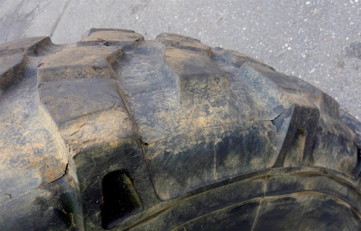 TI-140 | TI-140  Michelin XML 39585R20 Tire (Lot Sale) (USED) (5).JPG