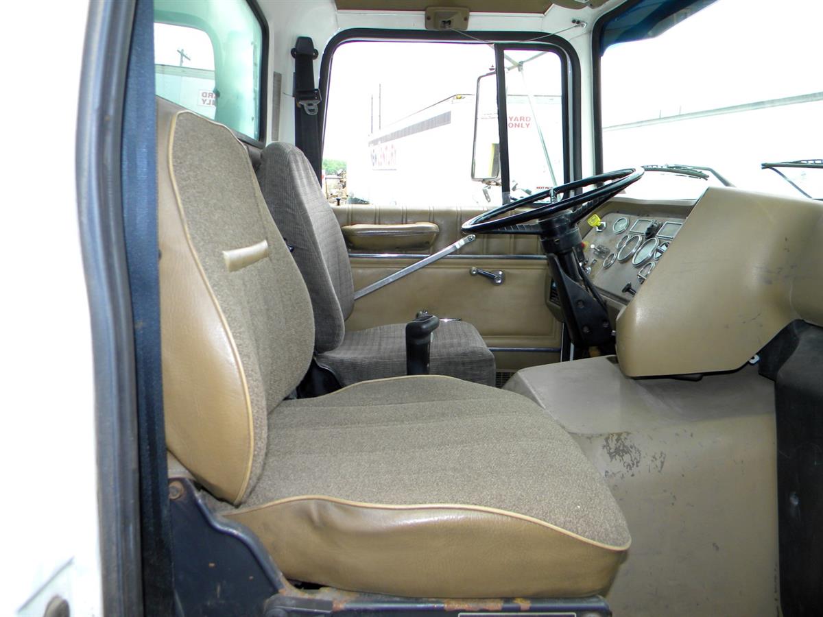 d0456245-6aaa-4c98-8537-fdecdc8026b9-07052018-cropped-Ford%20L9000%2026%20Foot%20Box%20Truck%20(18)