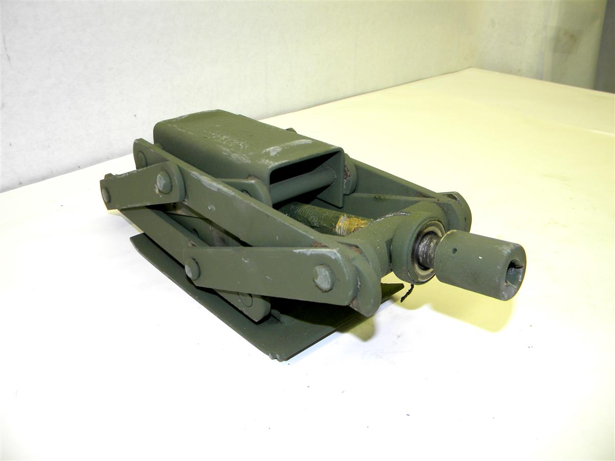 SP-1389 | 5120-00-176-3460 M151 Scissor Hand Jack 1  and a half ton (5).JPG