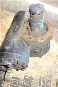 HEM-215 | 2530-01-340-1637 Front Power Steering Gearbox for M1070 HET NOS (3).JPG